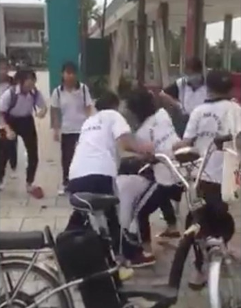 Nữ sinh cấp 2 bị đánh hội đồng do màu sắc đôi giày