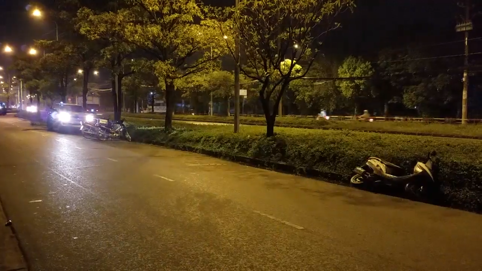 Người đàn ông nằm chết bất thường ở ven đường