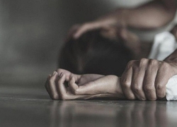 Về nhà “người lạ” nhậu, cô gái 26 tuổi bán vé số bị hiếp dâm