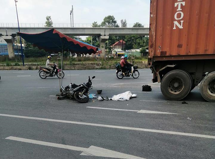 video vuot den do taxi dap nat vi lao thang vao dau container tai xe nguy kich