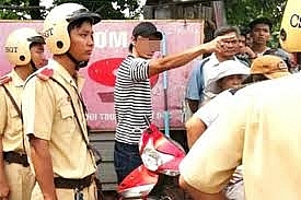 bat giu 4 thanh nien tan cong csgt khi bi giu lai vi khong doi mu bao hiem