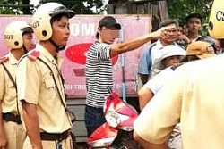 bat giu 4 thanh nien tan cong csgt khi bi giu lai vi khong doi mu bao hiem
