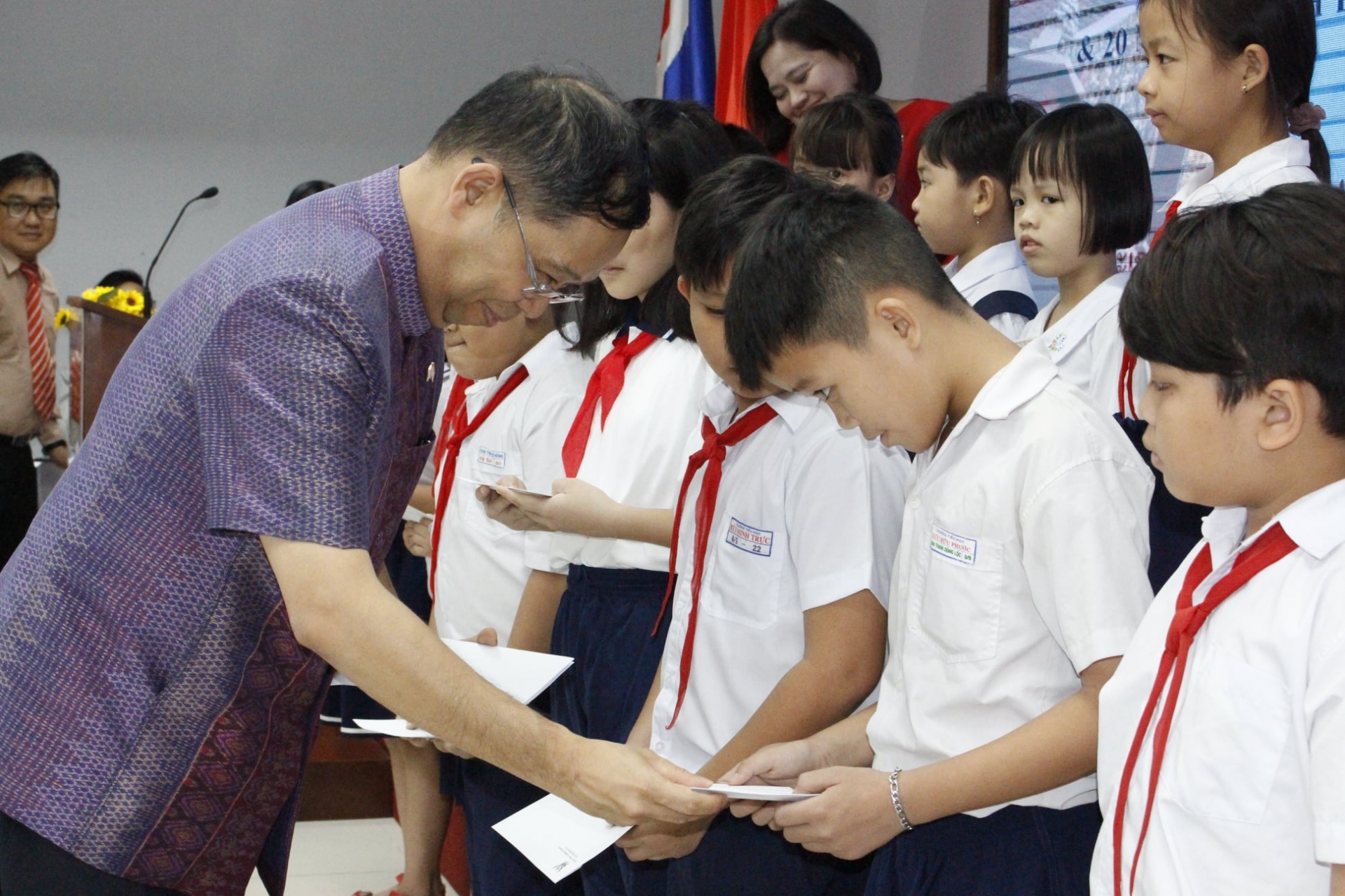 ong apirat sugondhabhirom quan he nhan dan la nen tang phat trien giua thai lan va viet nam