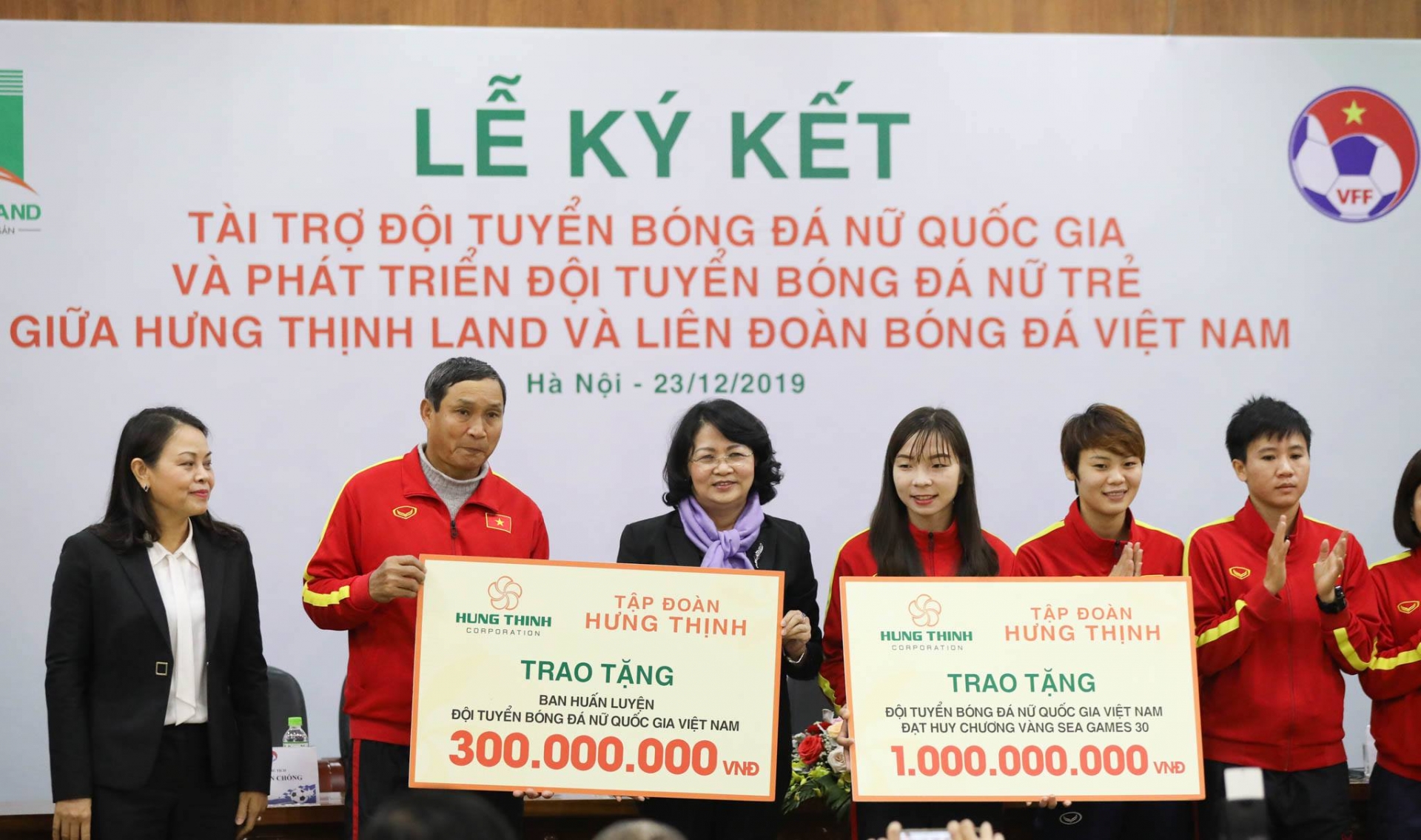 hung thinh land tai tro 100 ty dong cho bong da nu quoc gia