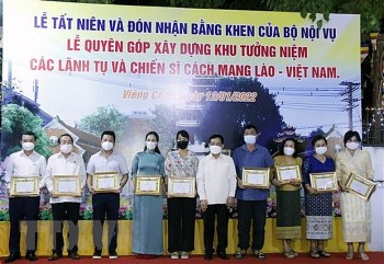 lao ghi nhan su giup do cua cong dong nguoi viet trong thien tai dich benh