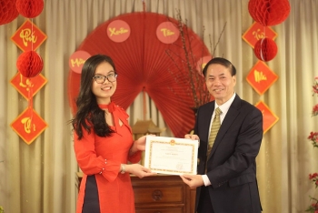 hoi sinh vien viet nam tai ha lan nhan bang khen cua dai su pham viet anh