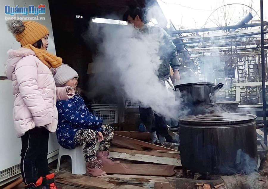 Trẻ em người Việt ở Cộng hòa Séc bên bếp củi nấu bánh chưng. ẢNH: NVCC