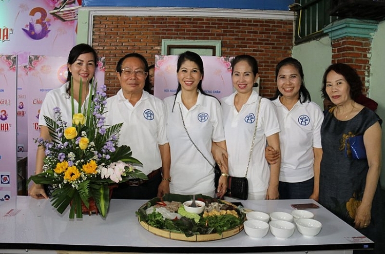 Phụ nữ Việt tăng cường tình đoàn kết hữu nghị trên đất Lào