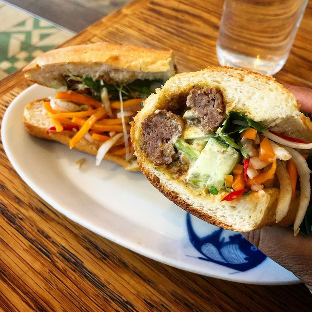  Quá tự hào với 5 tiệm bánh mì made in Vietnam ở nước ngoài: Đắt hàng như tôm tươi, bạn bè quốc tế check in rần rần  - Ảnh 10.