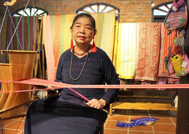 Người phụ nữ Chăm mang thổ cẩm Việt Nam ra thế giới