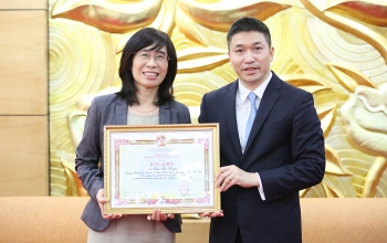 nguoi phu nu viet dau tien lam truong dai dien wvi tai viet nam nhan bang khen cua vufo