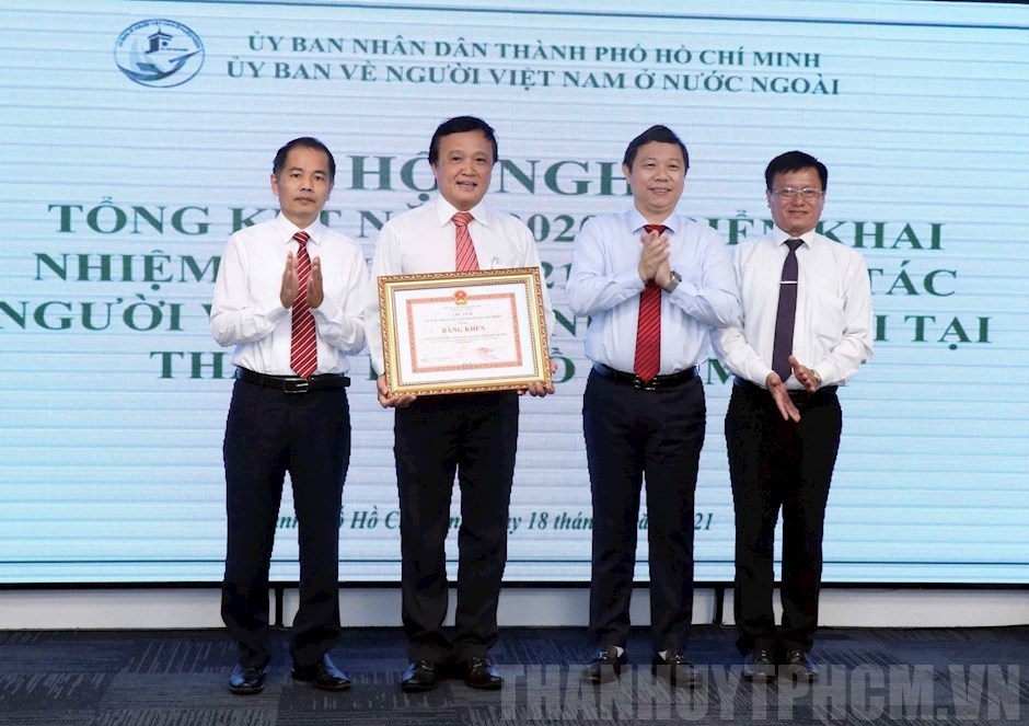 Góp phần thực hiện thành công “mục tiêu kép”, Ủy ban về người Việt Nam ở nước ngoài TP Hồ Chí Minh nhận bằng khen