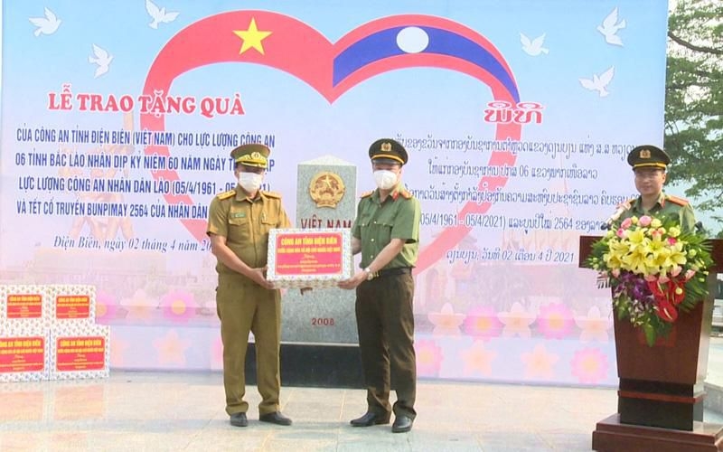 Tặng quà cho công an sáu tỉnh Bắc Lào nhân dịp Tết cổ truyền Bunpimay