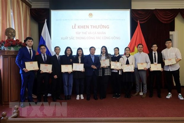 Tặng giấy khen cho 6 tập thể và 129 cá nhân Việt kiều tại Nga đóng góp tích cực phòng chống COVID-19