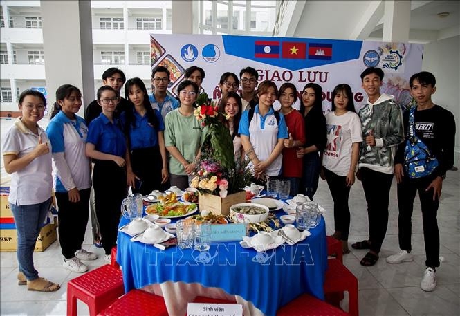 Trao học bổng cho sinh viên Lào, Campuchia Trường Đại học Kiên Giang nhân tết cổ truyền nước bạn