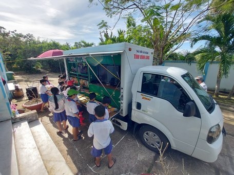 Hội Hữu nghị Việt-Pháp vận động hơn 80 triệu đồng hỗ trợ phòng đọc sách ở Vĩnh Long