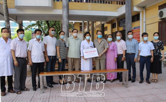 Hội Hữu nghị Việt-Nga, Hội đồng hương Thái Bình tại Mát-xcơ-va trao tặng ghế băng cho bệnh viện Đa khoa tỉnh Thái Bình chống dịch
