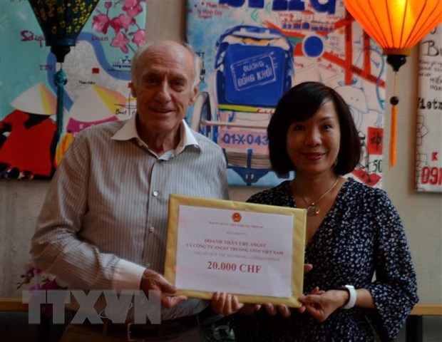 Nguoi Viet va doanh nghiep tai Thuy Si dong gop cho Quy vaccine hinh anh 1