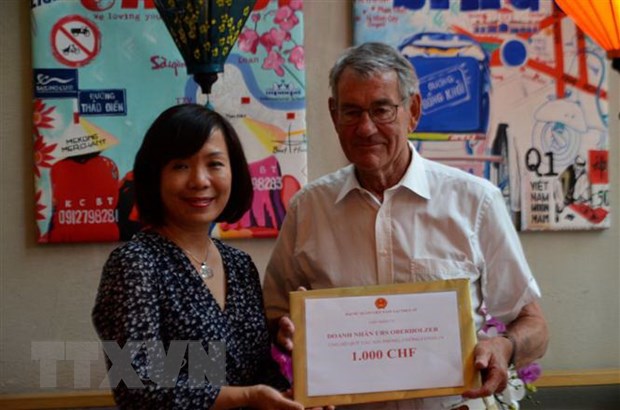 Nguoi Viet va doanh nghiep tai Thuy Si dong gop cho Quy vaccine hinh anh 2