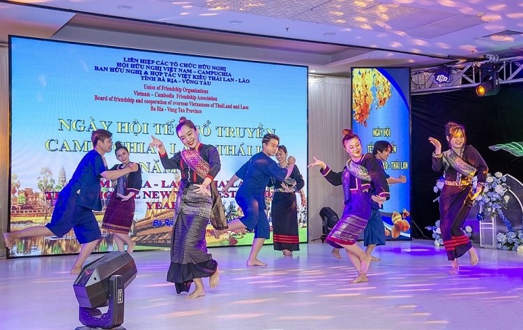 Sắc màu Songkran trên đất Việt