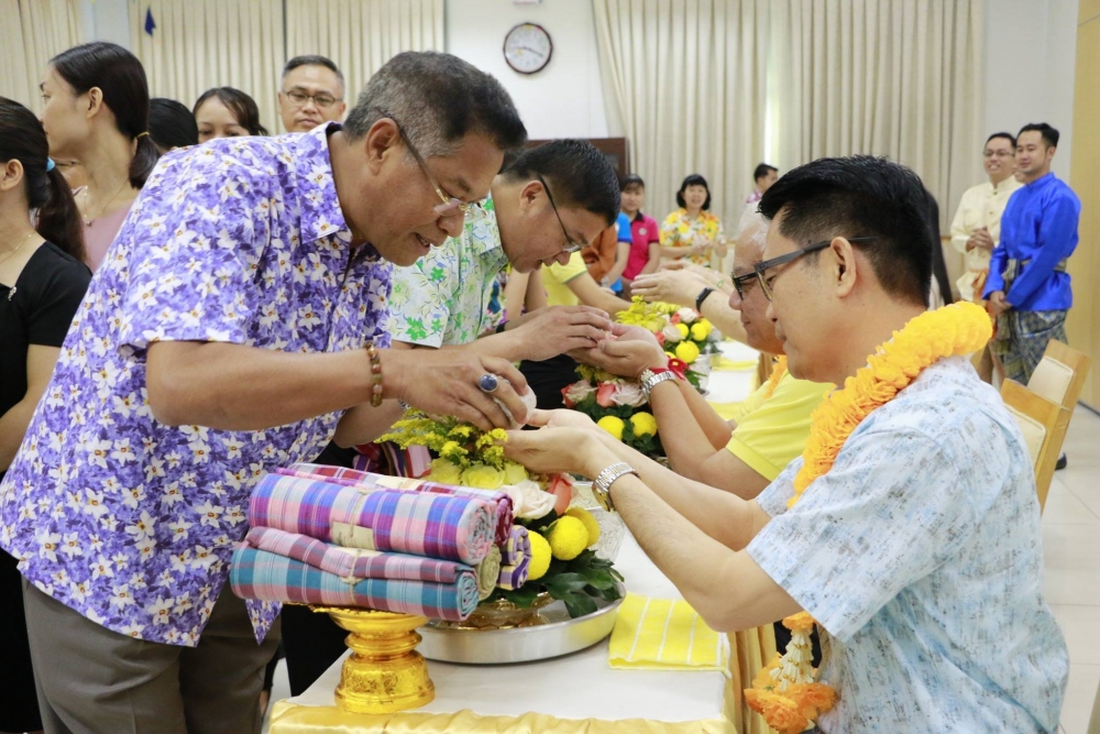 Sắc màu Songkran trên đất Việt