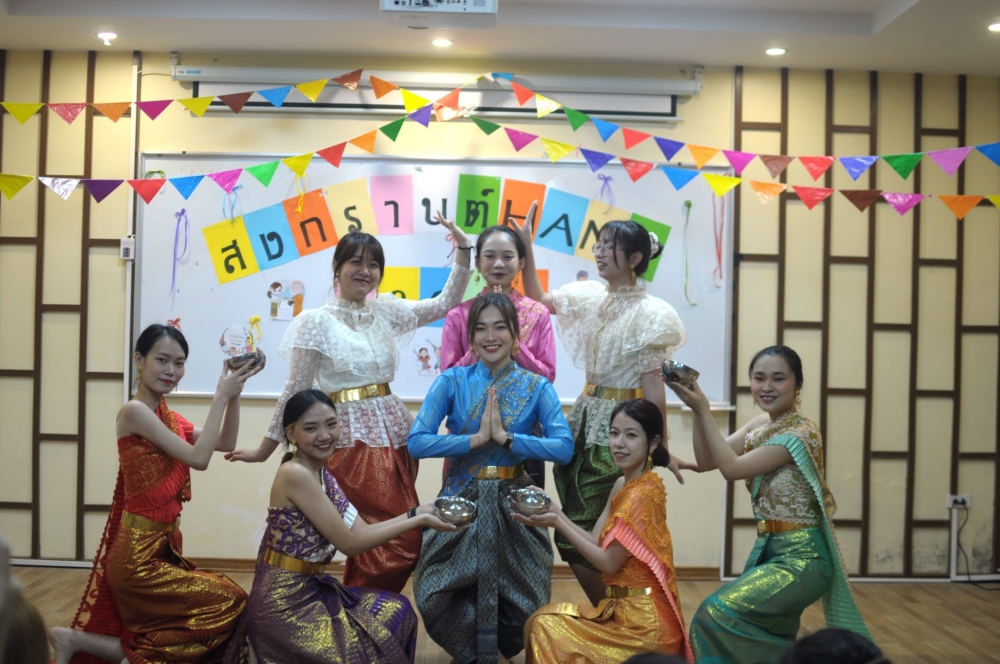 Sắc màu Songkran trên đất Việt