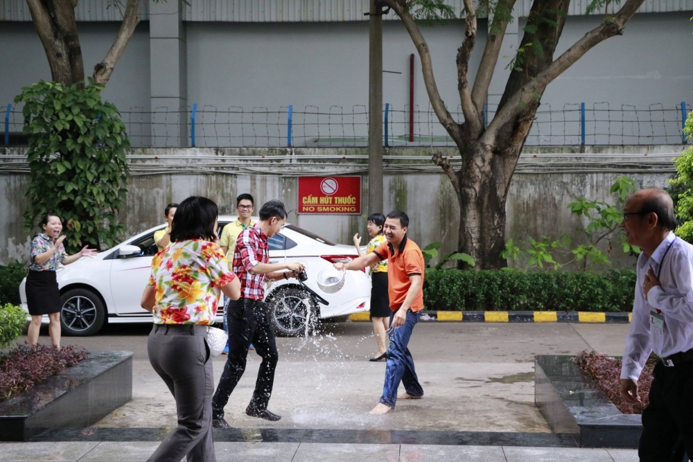Sắc màu Songkran trên đất Việt