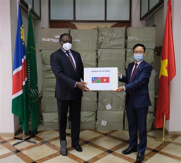Cộng đồng người Việt tại Nam Phi hỗ trợ 100.000 khẩu trang cho Namibia và Botswana
