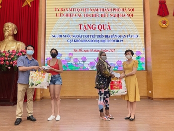 HAUFO tặng 43 suất quà cho người nước ngoài gặp khó khăn trên địa bàn quận Tây Hồ
