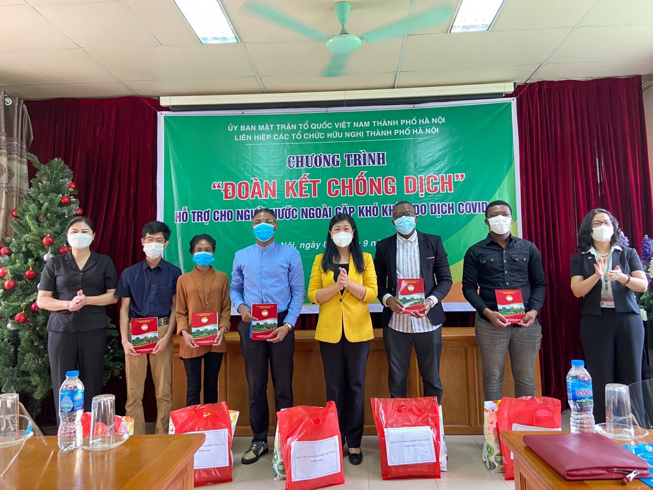 HAUFO tặng 25 suất quà cho sinh viên nước ngoài tại Học viện Nông nghiệp gặp khó khăn