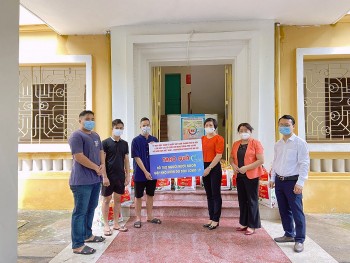HAUFO tặng 154 suất quà cho sinh viên Campuchia tại Hà Nội gặp khó khăn vì COVID-19