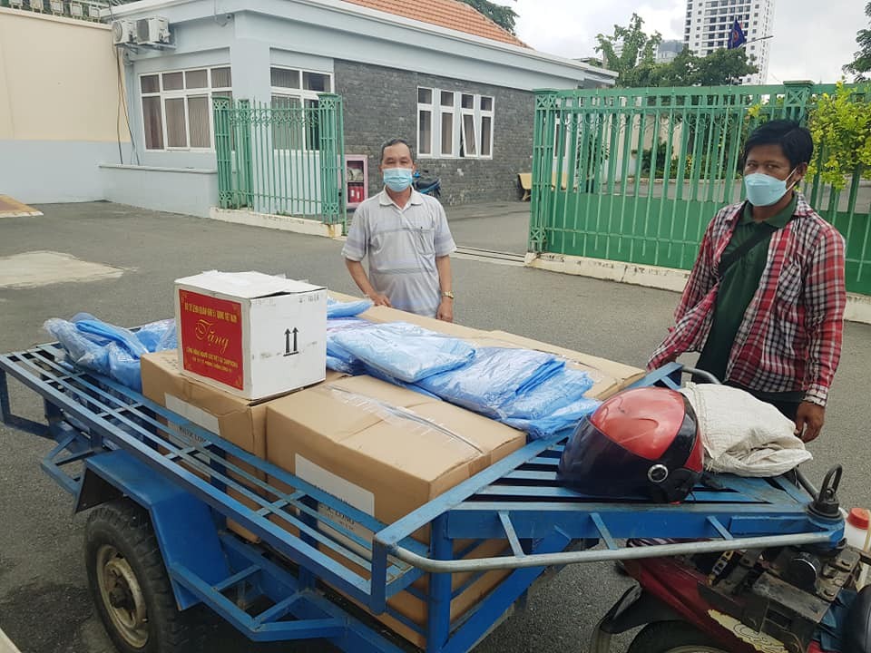 Tiếp tục hỗ trợ hơn 1000 bà con gốc Việt tại Phnom Penh gặp khó khăn