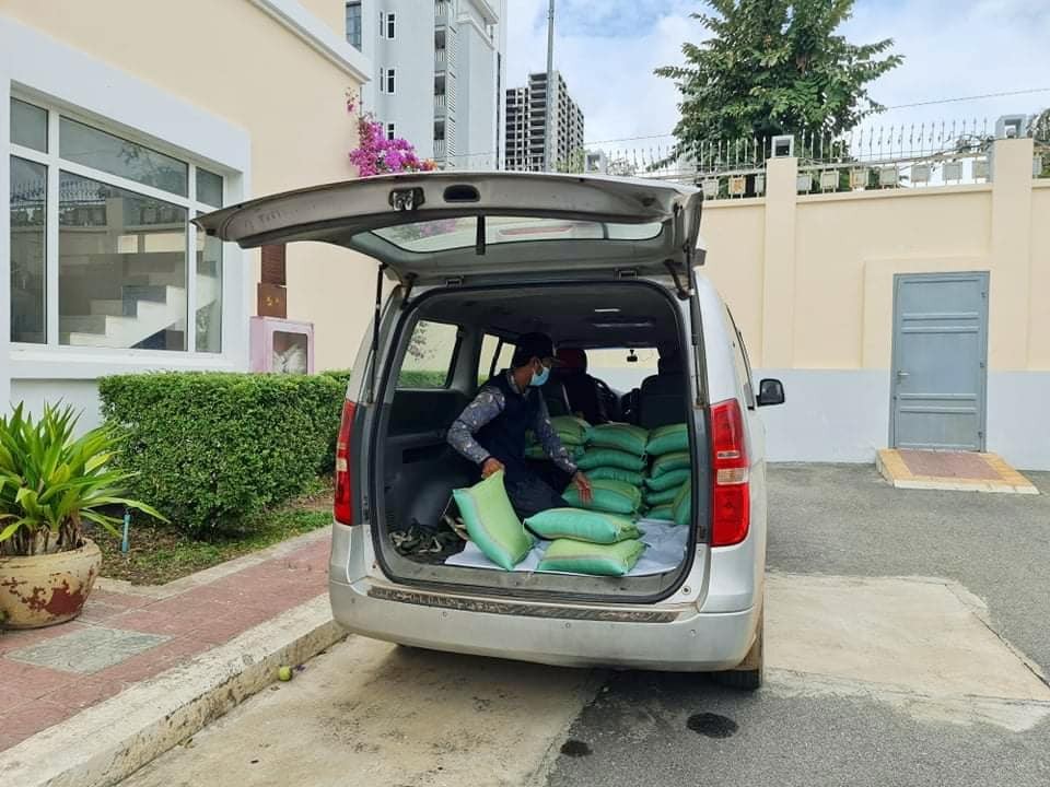 Tiếp tục hỗ trợ hơn 1000 bà con gốc Việt tại Phnom Penh gặp khó khăn