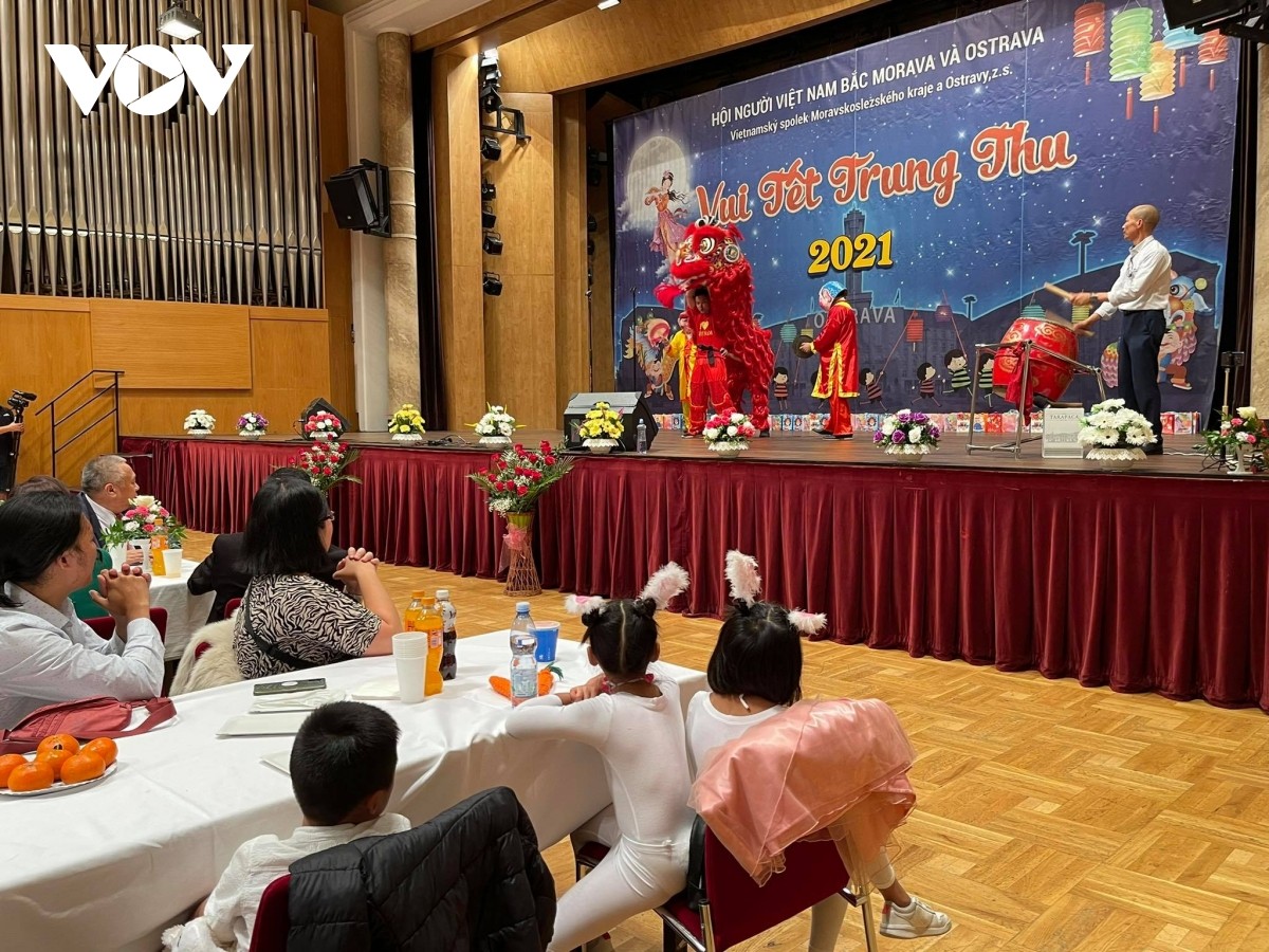 Giao lưu văn hóa Séc-Việt nhân Tết Trung thu tại Bắc Morava và Ostrava