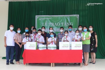gni ho tro 1000 chai nuoc sat khuan cho 19 truong hoc tai vinh loc thanh hoa