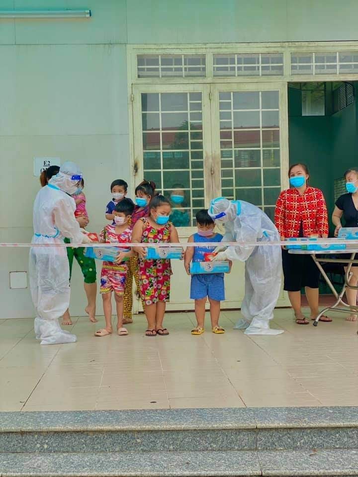 Hội người Việt Nam tại Hàn Quốc hỗ trợ nhu yếu phẩm cho người dân TP.HCM và Bình Dương