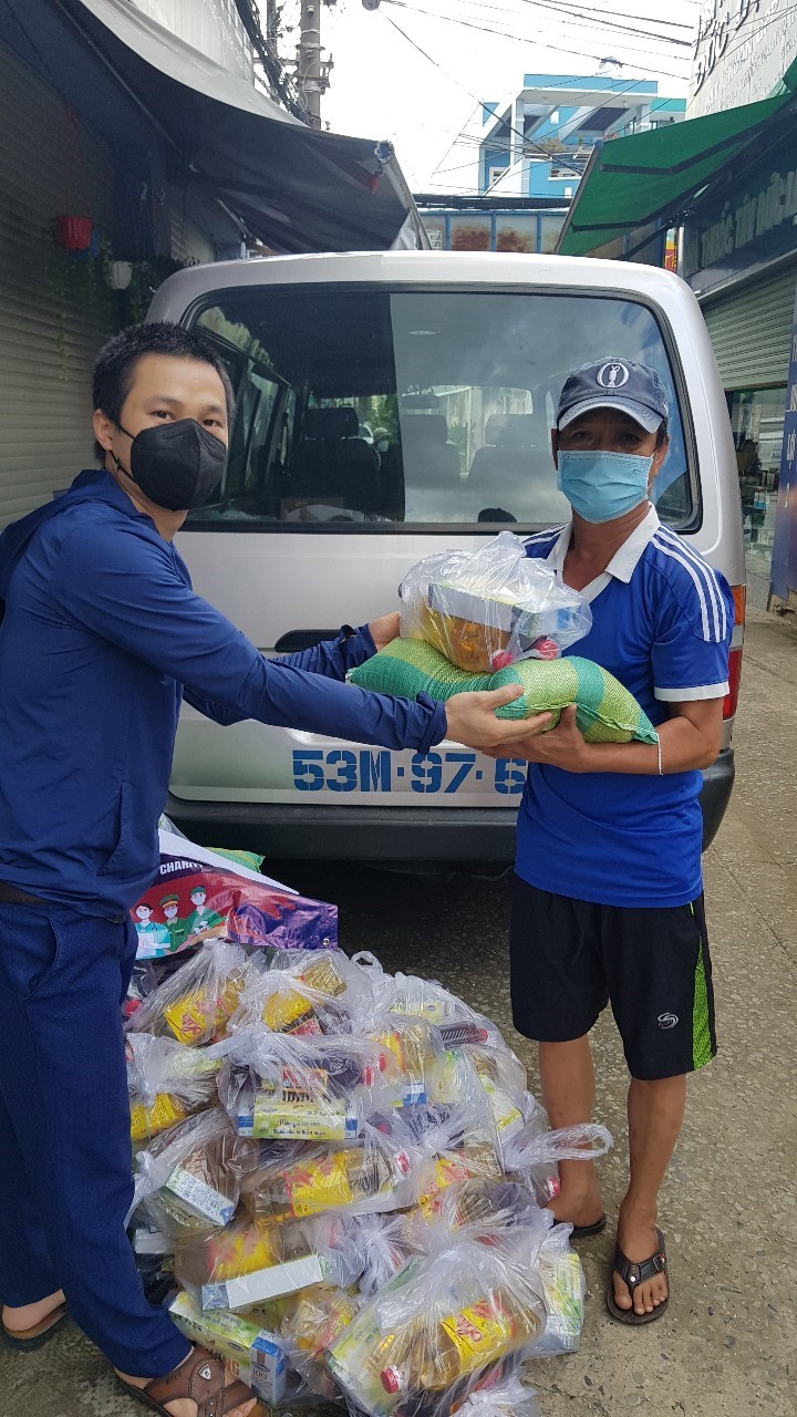 Hội người Việt Nam tại Hàn Quốc hỗ trợ nhu yếu phẩm cho người dân TP.HCM và Bình Dương