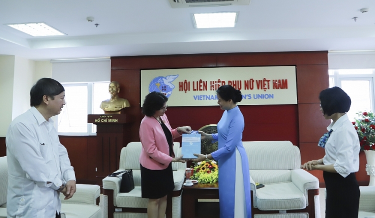 Đại sứ Cuba tại Việt Nam nhận kỷ niệm chương “Vì sự phát triển của phụ nữ Việt Nam”