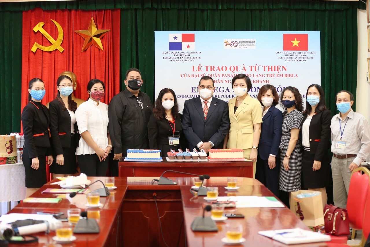 HAUFO, Đại sứ quán Panama tại Việt Nam tặng áo ấm cho các em nhỏ Làng trẻ em Birla Hà Nội