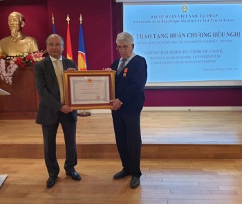Trao huân chương hữu nghị cho người bạn Pháp đã kêu gọi tài trợ cho gần 500 dự án tại Việt Nam