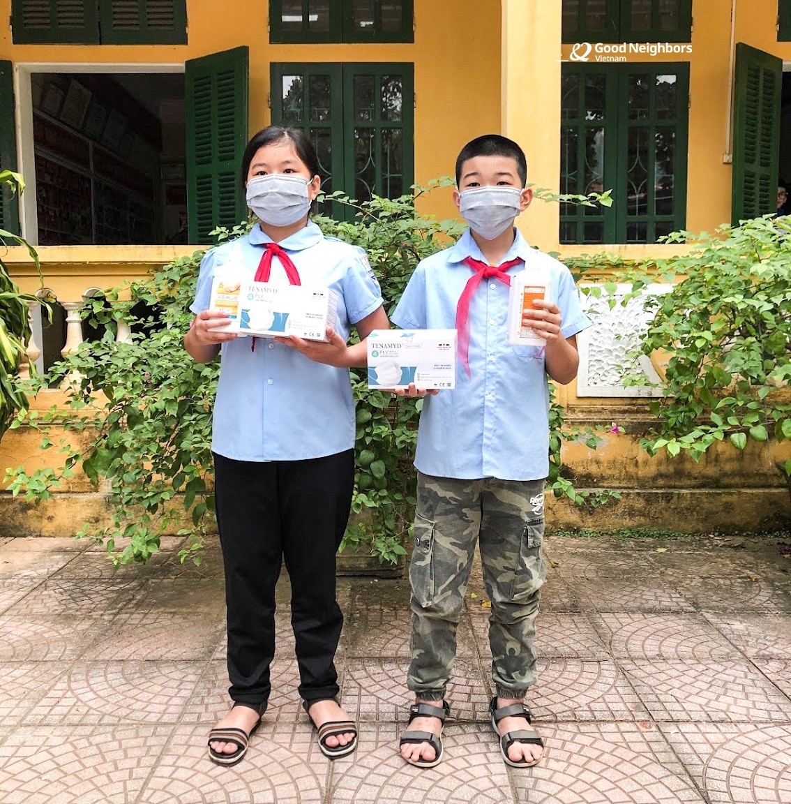 GNI hỗ trợ vật tư y tế trị giá trên 110 triệu đồng cho các trường học Hòa Bình