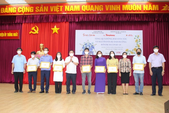 Hội hữu nghị Việt Nam- LB Nga tỉnh Đồng Nai hỗ trợ bệnh viện và bà con bị ảnh hưởng do COVID-19