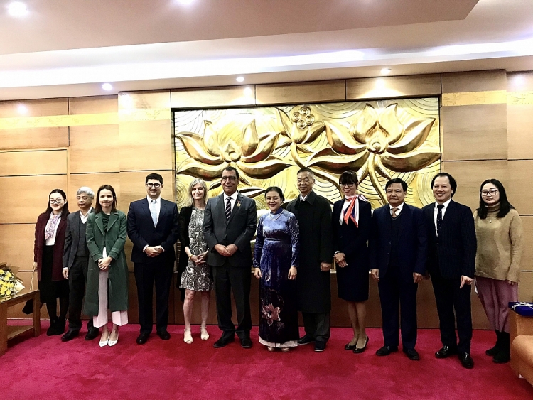 Tặng kỷ niệm chương “Vì hoà bình, hữu nghị giữa các dân tộc” cho Đại sứ Chile tại Việt Nam