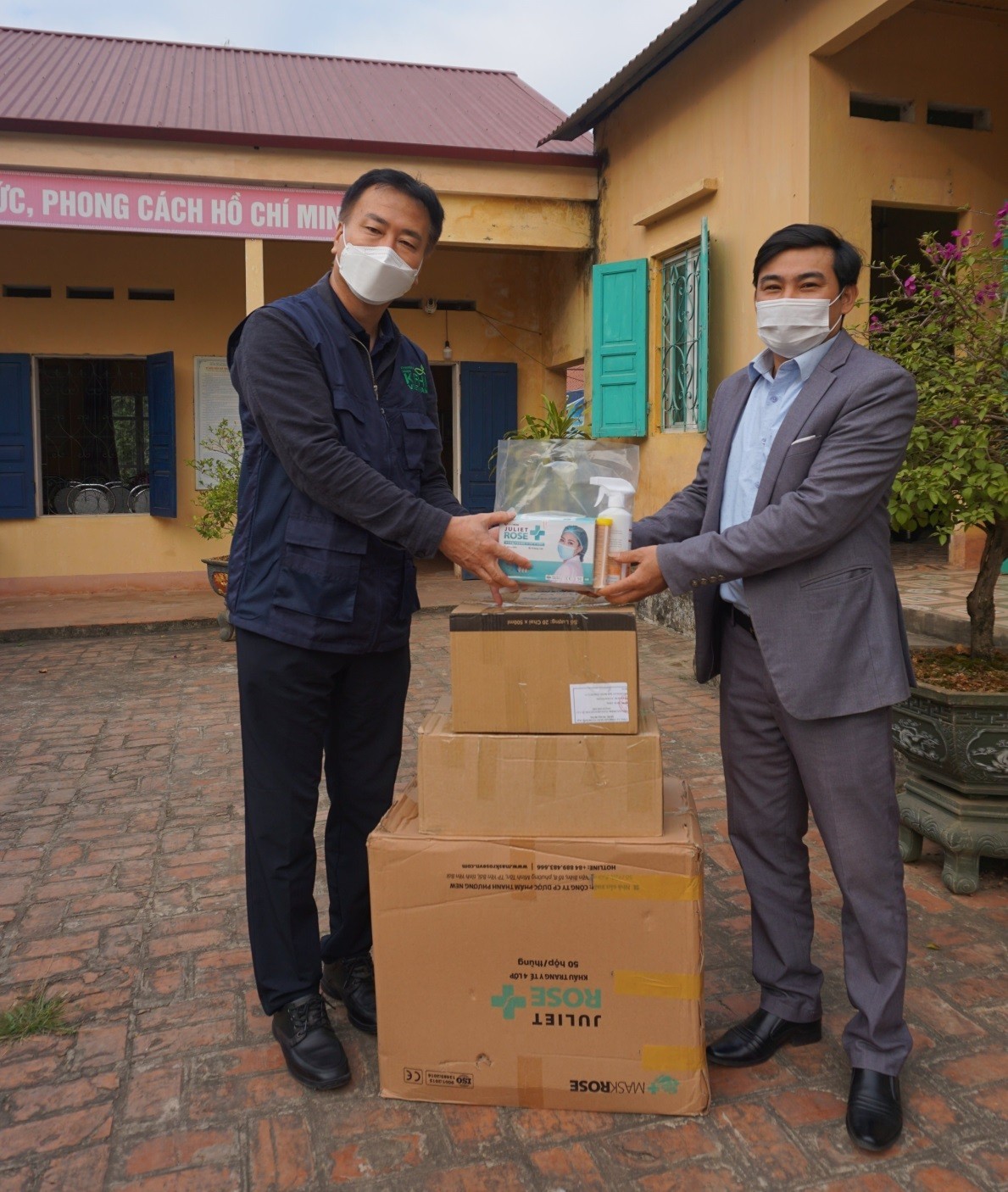 KFHI (Hàn Quốc) tặng khẩu trang y tế cho 274 học sinh tại Phú Thọ