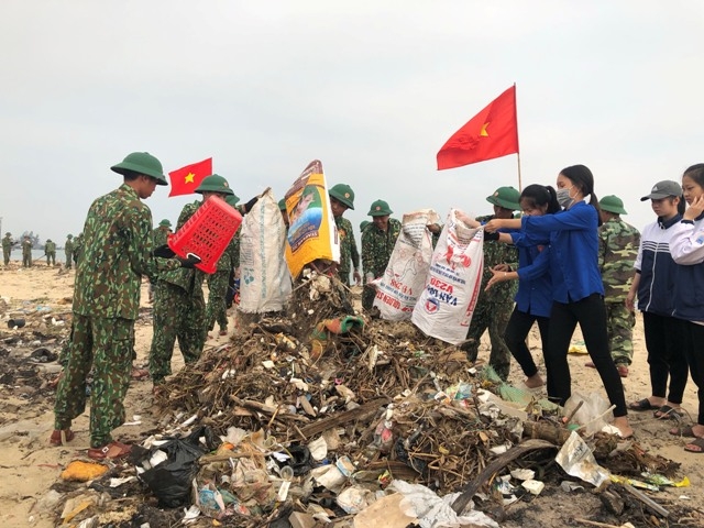 bien phong quang binh ra quan lam sach moi truong bien