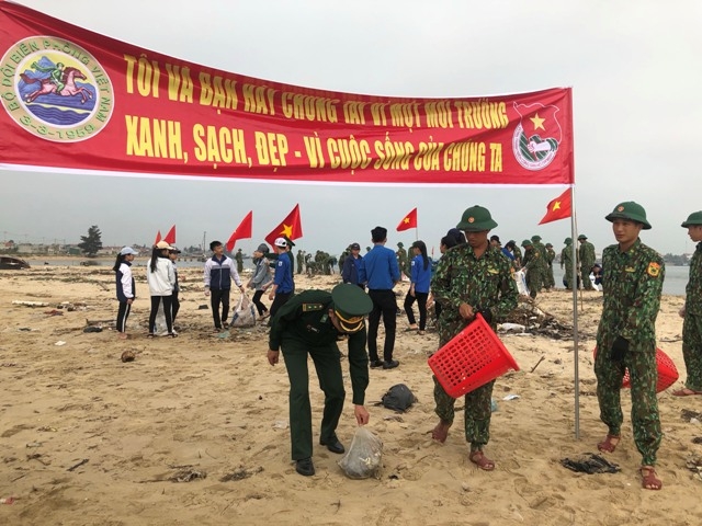 bien phong quang binh ra quan lam sach moi truong bien