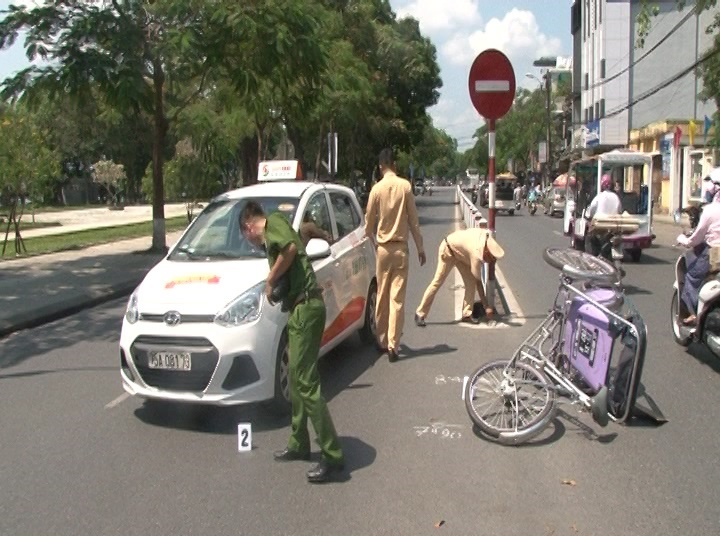co do hue truy xet tai xe lai taxi dam xe xich lo roi bo tron