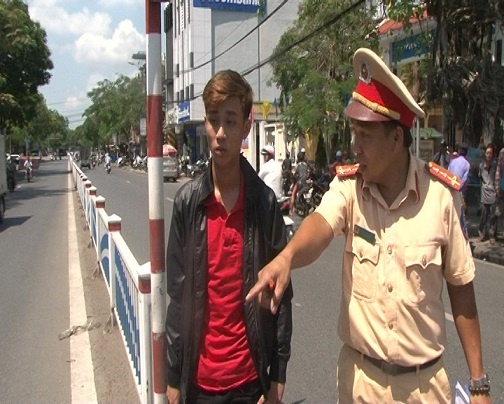 co do hue truy xet tai xe lai taxi dam xe xich lo roi bo tron