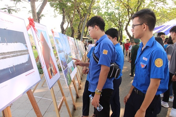 trien lam anh nghe thuat bien dao que huong tai co do hue