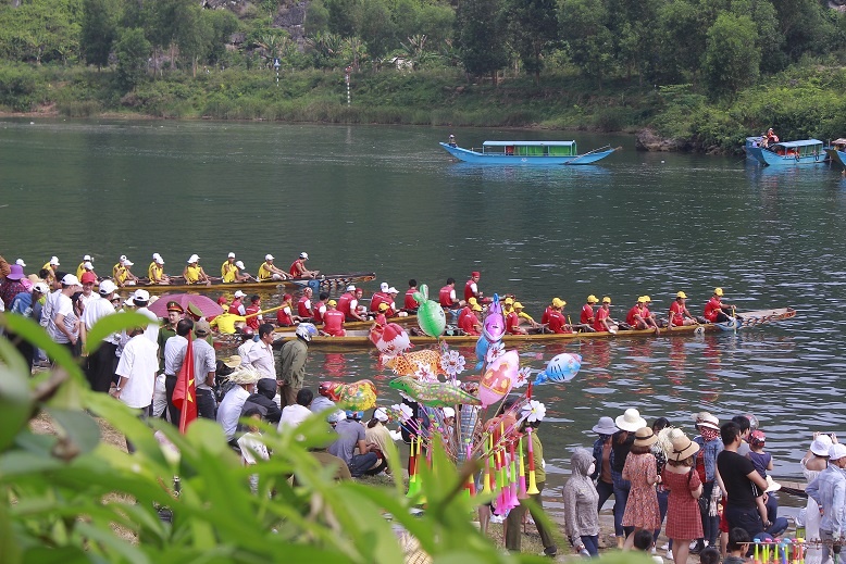 nam thanh nu tu dua thuyen bat ca tram tren dat di san phong nha ke bang